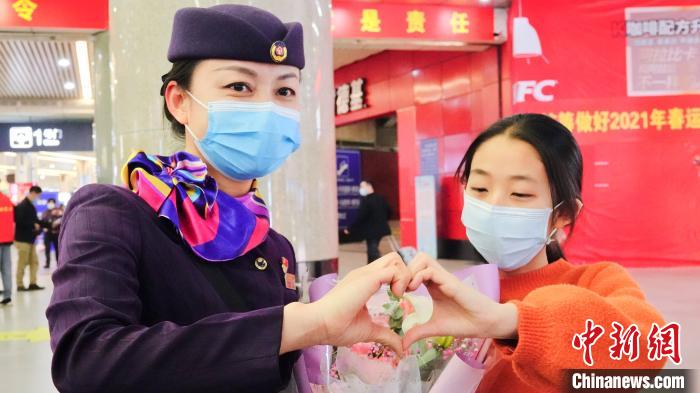 “铁路妈妈”和“列车宝宝”延续13载的母女情