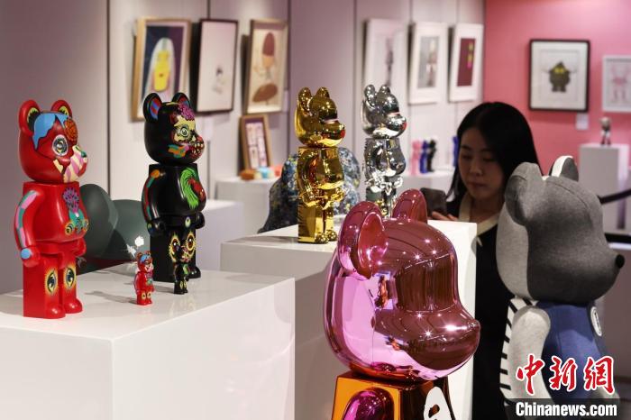 展览由苏宁环球艺术品综合服务中心主办，这将是南京第一场以潮流艺术为主题的拍卖活动。　泱波 摄