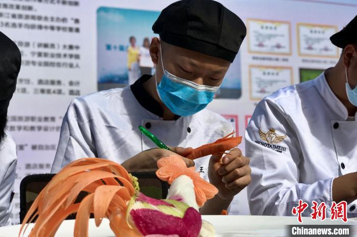 宁夏工商职业技术学院厨师专业学生展示雕花工艺。　李泽阳 摄