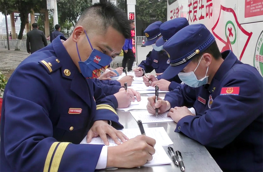 填写献血单。