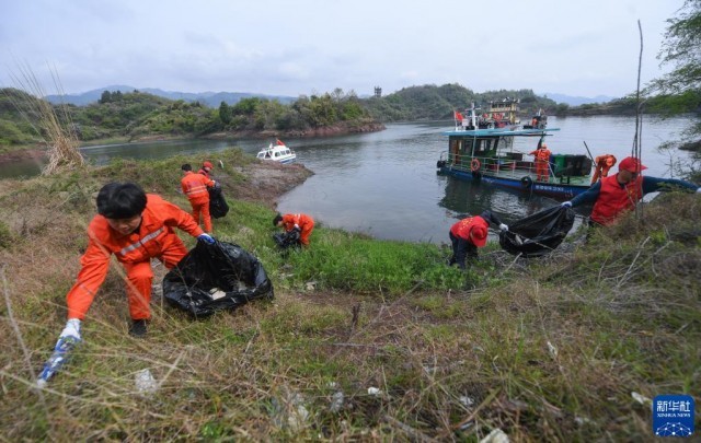 党员志愿者助力水域清洁 守护千岛湖一湖秀水