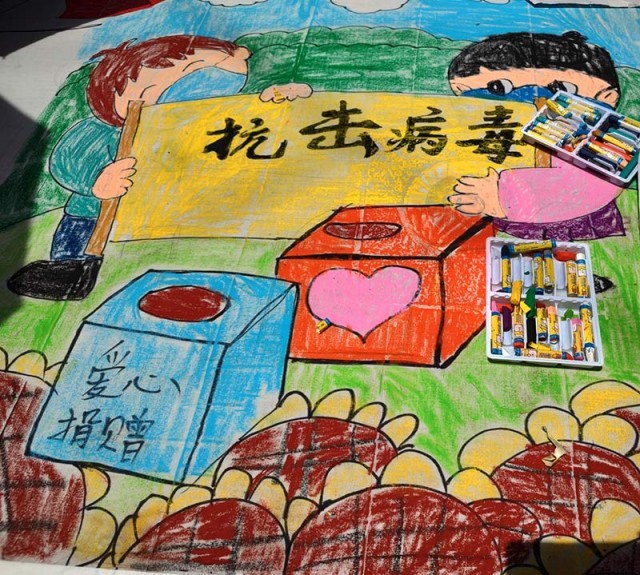 云南蒙自70余名儿童手绘百米画卷致敬抗疫者
