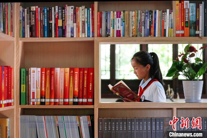 小学生在休宁县齐云山镇云山书院内阅读图书，畅享假期，尽享书香。　施亚磊 摄