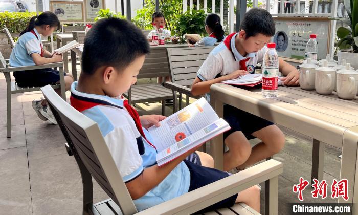 小学生在休宁县齐云山镇云山书院内阅读图书，畅享假期，尽享书香。　潘祯祥 摄