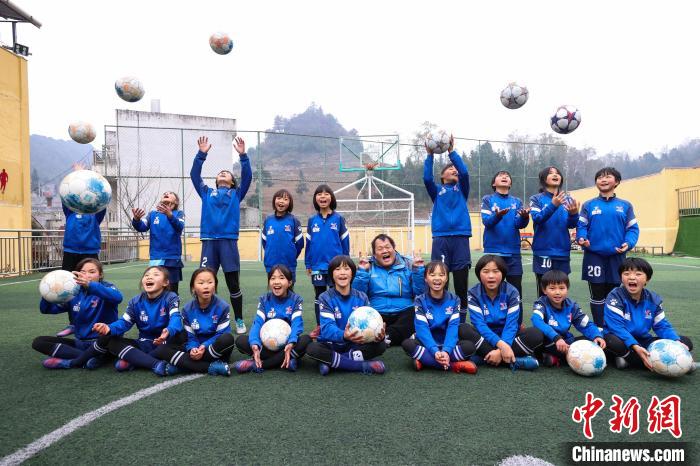 图为元宝女子足球队教练徐召伟和部分队员合影。　瞿宏伦 摄
