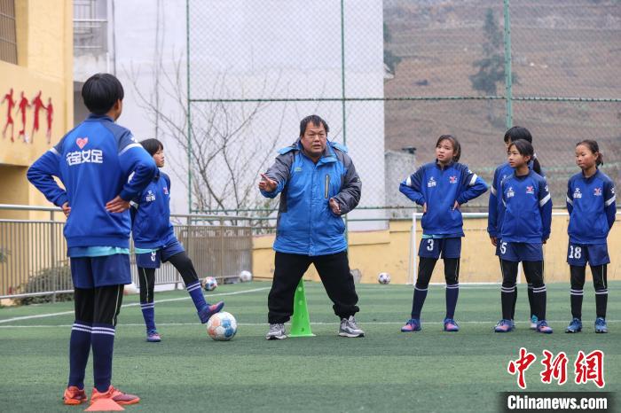 图为元宝女子足球队教练徐召伟在给队员们讲解足球基本战术。　瞿宏伦 摄