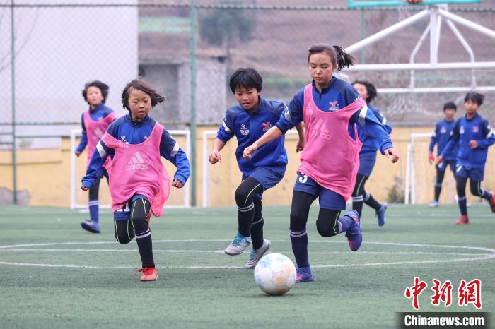 图为元宝女子足球队的队员在进行分组对抗赛。　瞿宏伦 摄