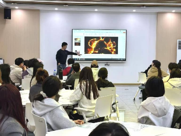 ���Ƹ��к�������AI��Ƶ���潲����У԰